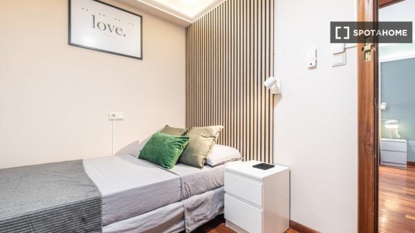 Piso de 6 habitaciones en alquiler en Alicante