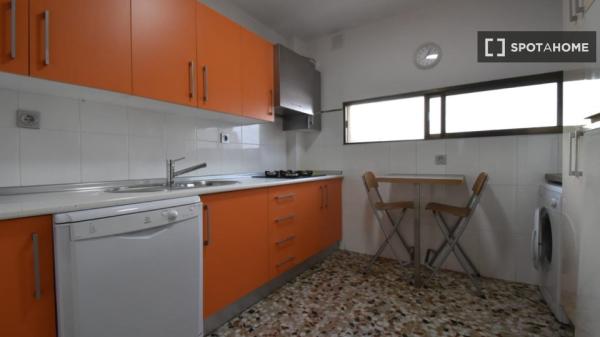 Chambre dans un appartement partagé à Almería