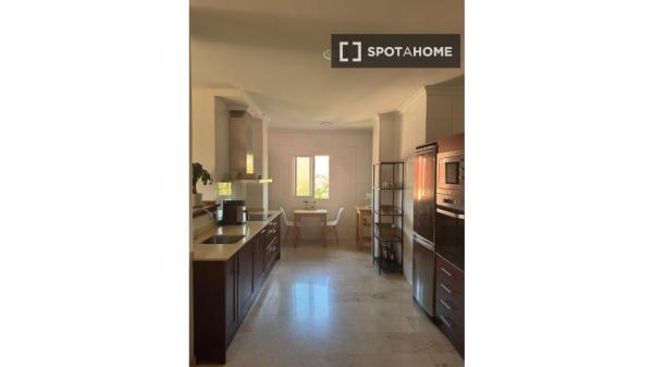 Room in a shared 3-bedroom flat for rent in El Terreno