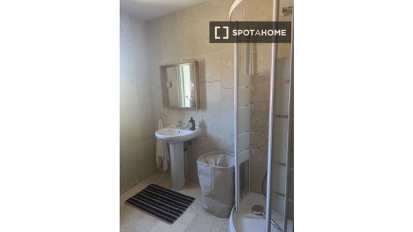 Room in a shared 3-bedroom flat for rent in El Terreno