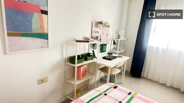 Habitación en piso compartido en alquiler en Alicante