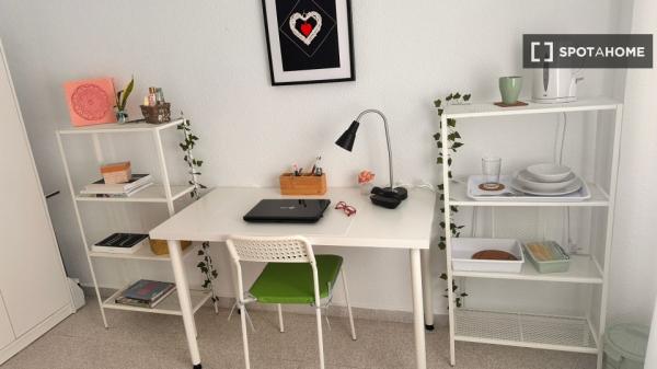 Habitación en piso compartido en alquiler en Alicante