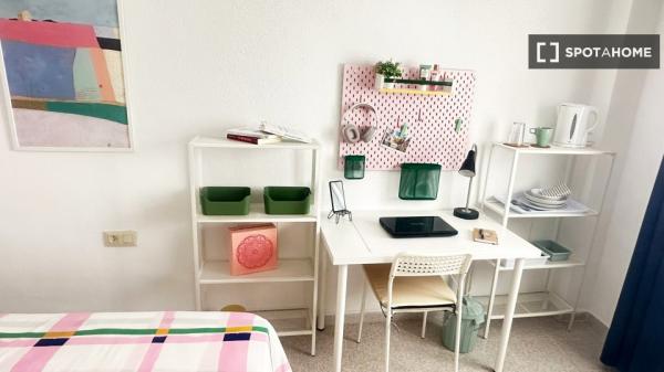 Habitación en piso compartido en alquiler en Alicante