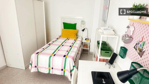 Habitación en piso compartido en alquiler en Alicante