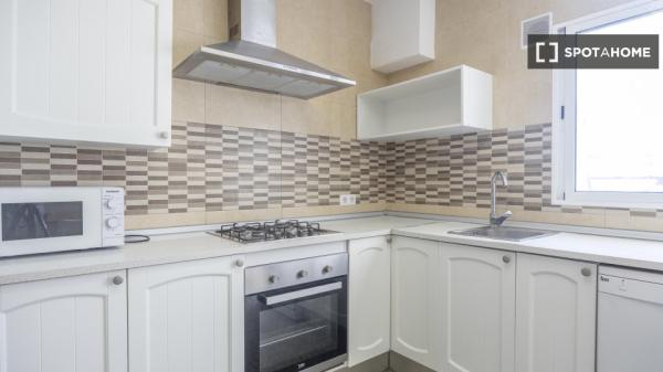 Schönes Zimmer zu vermieten in Valencia