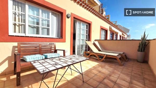 Apartamento de 2 dormitorios en alquiler en Arona