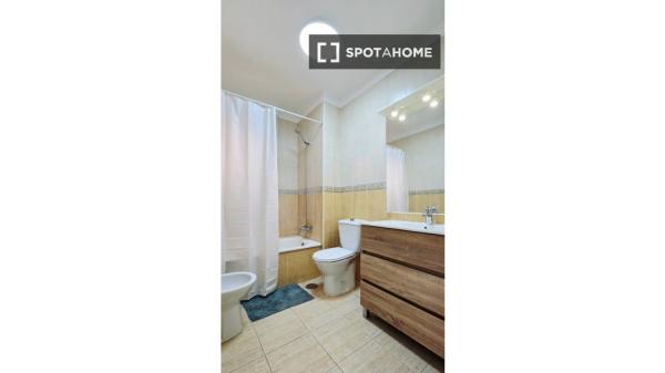 Apartamento de 2 dormitorios en alquiler en Arona