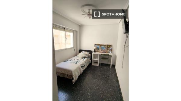 Room in shared apartment in Alcoi