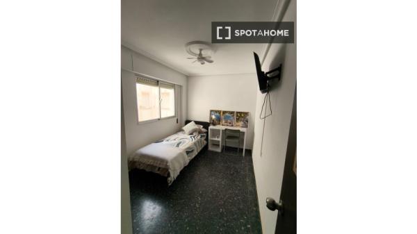 Room in shared apartment in Alcoi