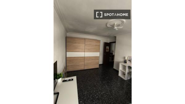 Room in shared apartment in Alcoi