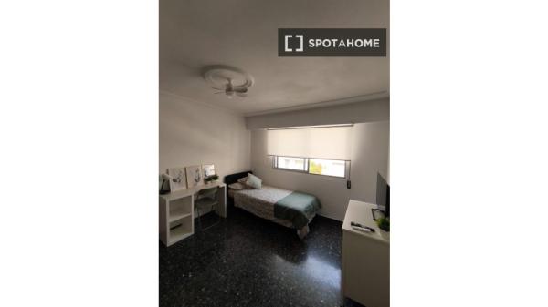 Room in shared apartment in Alcoi