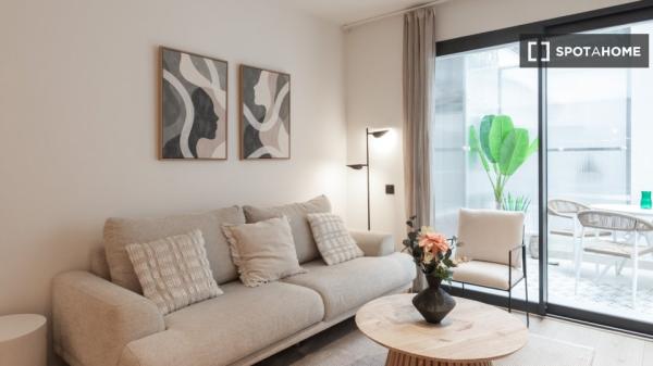 Situado en el centro, cerca del Hospital Clínic y la estación de Sants.