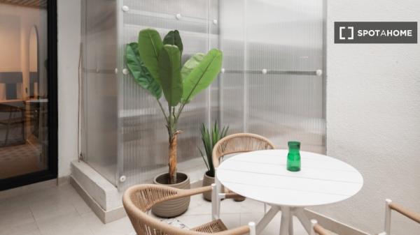 Situado en el centro, cerca del Hospital Clínic y la estación de Sants.