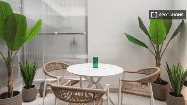 Situado en el centro, cerca del Hospital Clínic y la estación de Sants.