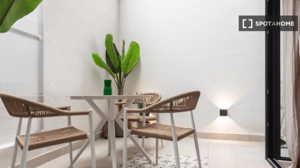 Situado en el centro, cerca del Hospital Clínic y la estación de Sants.