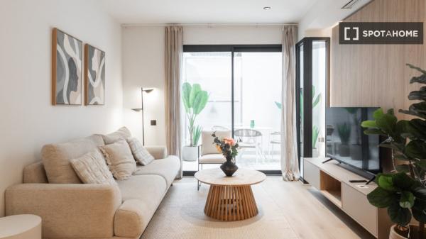 Situado en el centro, cerca del Hospital Clínic y la estación de Sants.