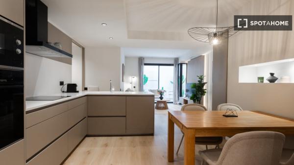 Situado en el centro, cerca del Hospital Clínic y la estación de Sants.