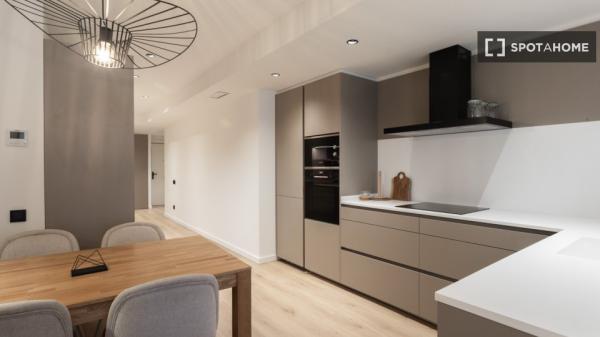 Situado en el centro, cerca del Hospital Clínic y la estación de Sants.