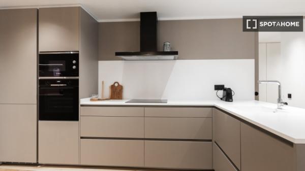 Situado en el centro, cerca del Hospital Clínic y la estación de Sants.