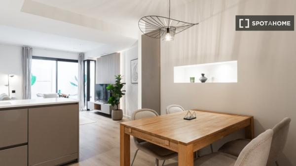 Situado en el centro, cerca del Hospital Clínic y la estación de Sants.