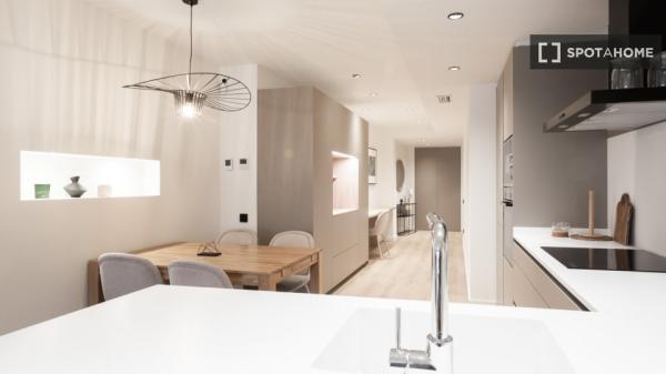 Situado en el centro, cerca del Hospital Clínic y la estación de Sants.