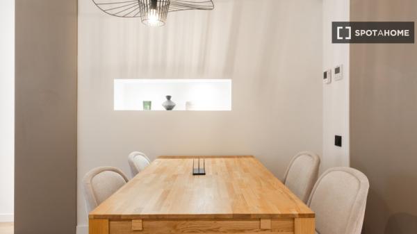 Situado en el centro, cerca del Hospital Clínic y la estación de Sants.