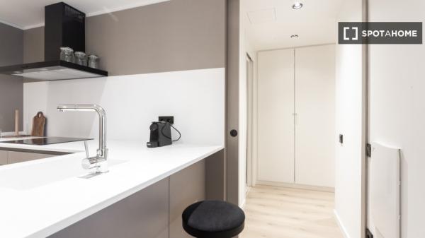 Situado en el centro, cerca del Hospital Clínic y la estación de Sants.