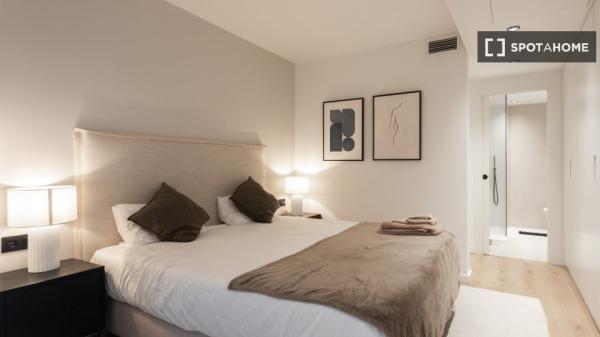 Situado en el centro, cerca del Hospital Clínic y la estación de Sants.