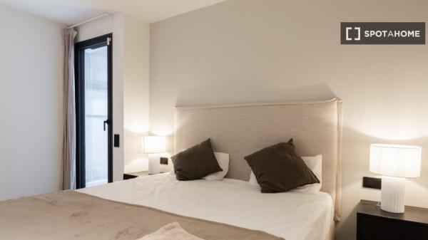 Situado en el centro, cerca del Hospital Clínic y la estación de Sants.