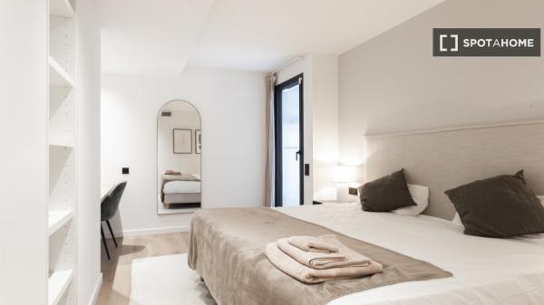 Situado en el centro, cerca del Hospital Clínic y la estación de Sants.