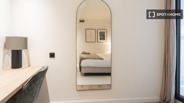 Situado en el centro, cerca del Hospital Clínic y la estación de Sants.