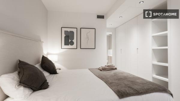 Situado en el centro, cerca del Hospital Clínic y la estación de Sants.