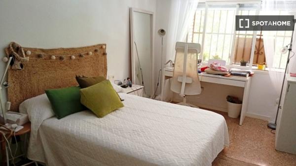 Habitación en piso compartido en Almería