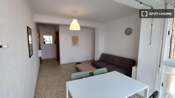 Se alquila habitación compartida en Miraflores de los Ángeles, Málaga.