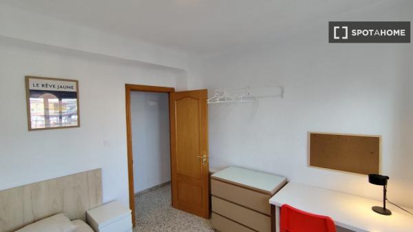 Se alquila habitación compartida en Miraflores de los Ángeles, Málaga.