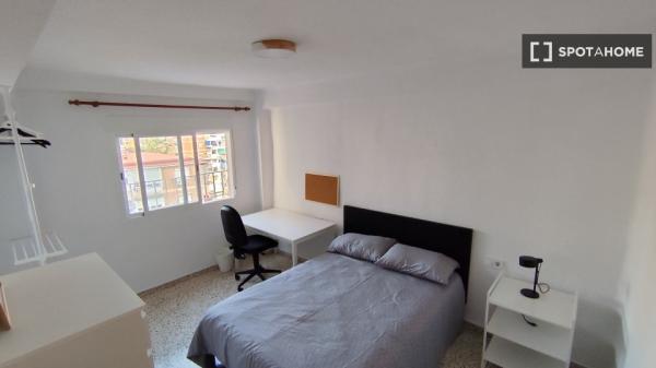 Se alquila habitación compartida en Miraflores de los Ángeles, Málaga.