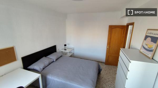 Se alquila habitación compartida en Miraflores de los Ángeles, Málaga.