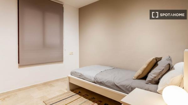 Apartamento de 3 dormitorios en alquiler en Patraix, Valencia
