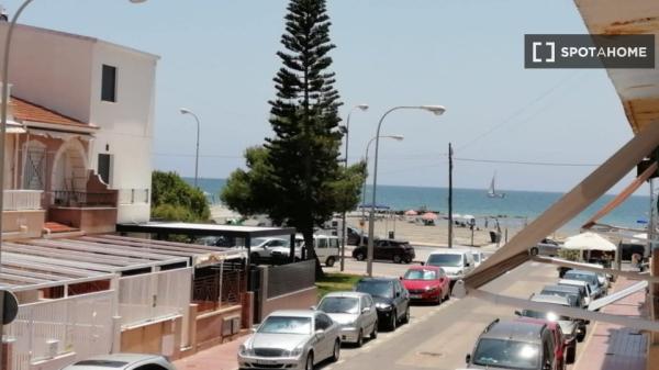 Piso de 3 dormitorios en alquiler en Santa Pola, Alicante