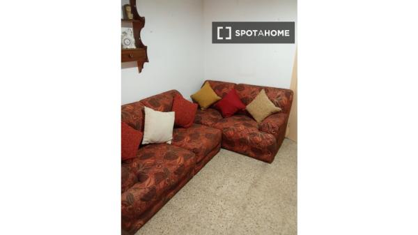 Se alquila habitación en Jardín de La Abadía, Málaga