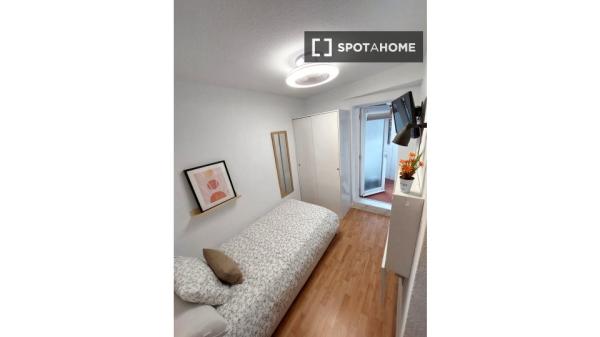 Habitación en piso compartido en madrid.