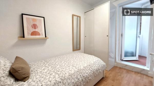 Habitación en piso compartido en madrid.