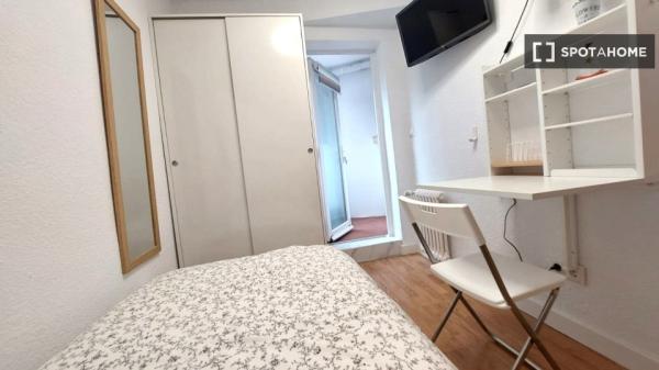 Habitación en piso compartido en madrid.