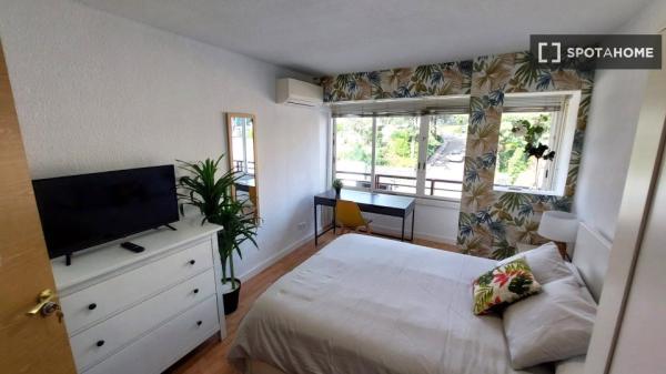 Habitación en piso compartido en madrid.