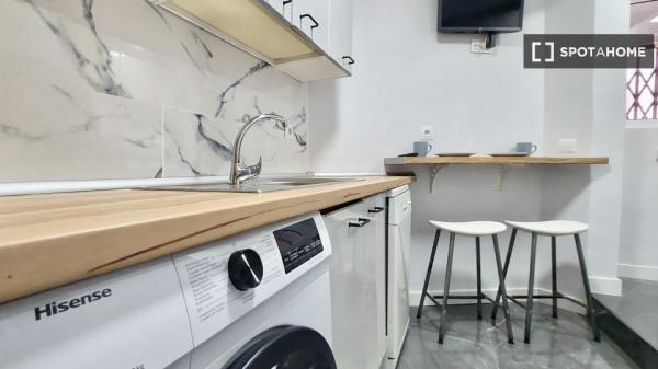 Habitación en piso compartido en madrid.