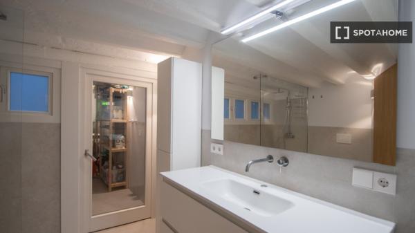 Piso en alquiler de 2 habitaciones en Hospital de Mujeres, Cádiz.