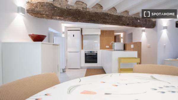 Piso en alquiler de 2 habitaciones en Hospital de Mujeres, Cádiz.