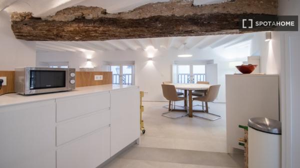 Piso en alquiler de 2 habitaciones en Hospital de Mujeres, Cádiz.