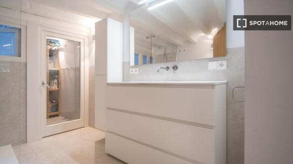 Piso en alquiler de 2 habitaciones en Hospital de Mujeres, Cádiz.