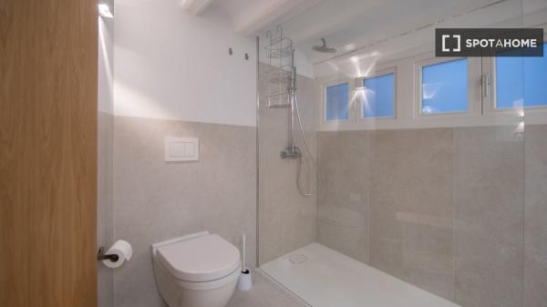 Piso en alquiler de 2 habitaciones en Hospital de Mujeres, Cádiz.